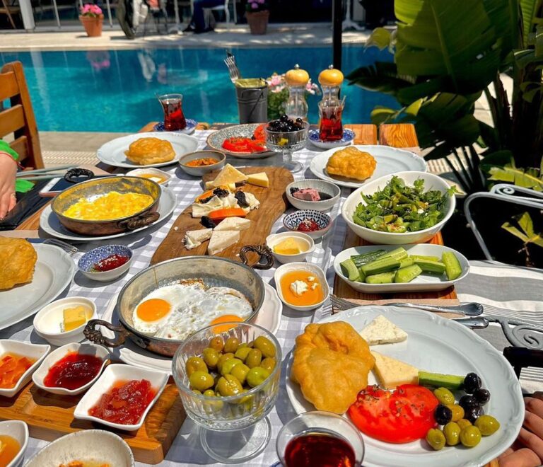 Alaçatı Tatil Kahvaltı Salonları